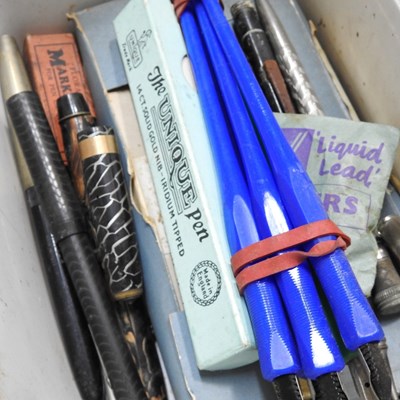 Lot 214 - A collection of pens