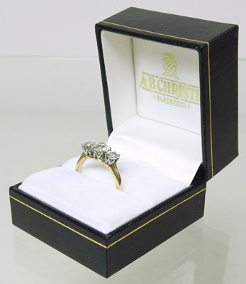 Lot 4 - A gold and diamond ring, approx. 1.0 carat,...