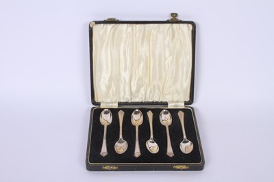 Lot 69 - A set of six silver teaspoons, Sheffield 1953,...