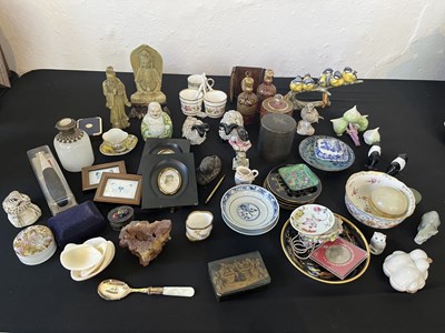 Lot 194 - A collection of 19th century and later china,...