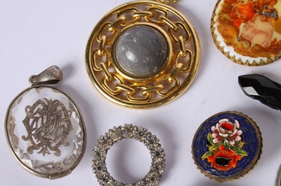 Lot 41 - A collection of silver and white metal...