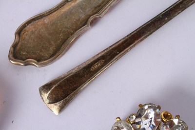 Lot 41 - A collection of silver and white metal...