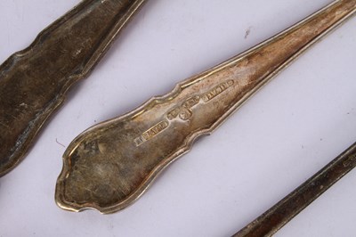 Lot 41 - A collection of silver and white metal...