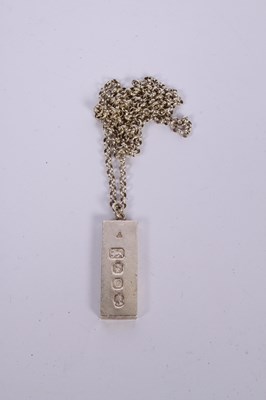 Lot 63 - A silver ingot on a long chain necklace, 50g...