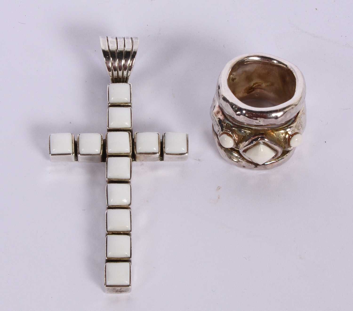 Lot 62 - A Dan Dodson glass and ring and a crucifix...