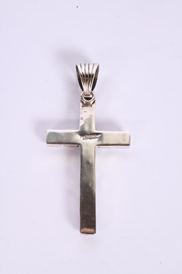 Lot 62 - A Dan Dodson glass and ring and a crucifix...