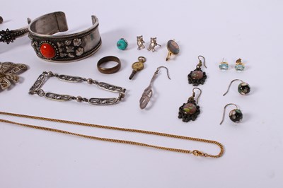 Lot 65 - A collection of white and yellow metal jewelry...