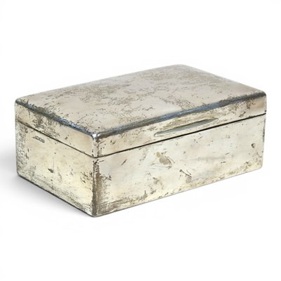 Lot 142 - An early 20th century silver table cigarette...