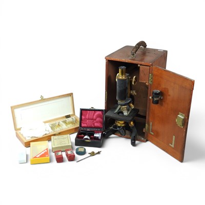 Lot 774 - An early 20th century low power binocular...
