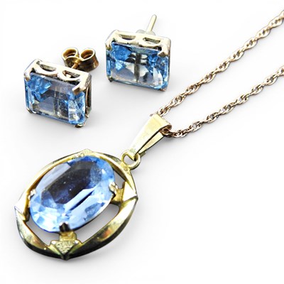 Lot 118 - A 14 carat rolled gold pendant on a fine...