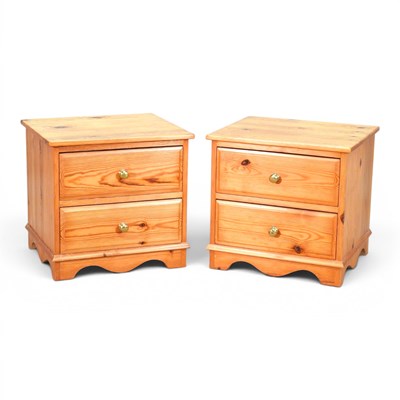 Lot 318 - A pair of modern pine bedside chests (2)