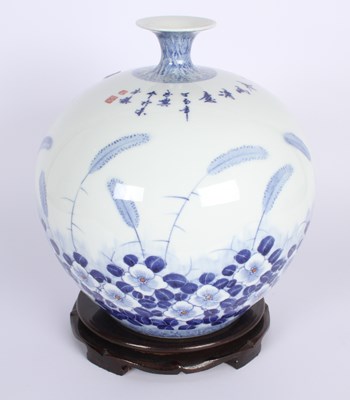 Lot 212 - A Chinese blue and white porcelain vase with a...
