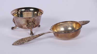 Lot 46 - A silver tea strainer set, boxed, 104g