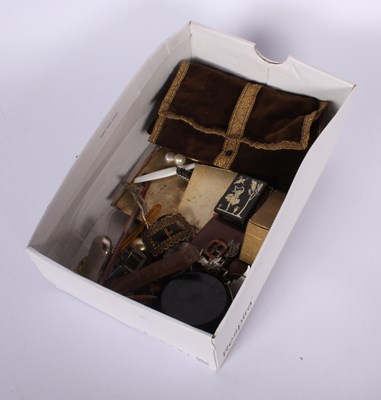 Lot 82 - A collection of costume jewellery and other...