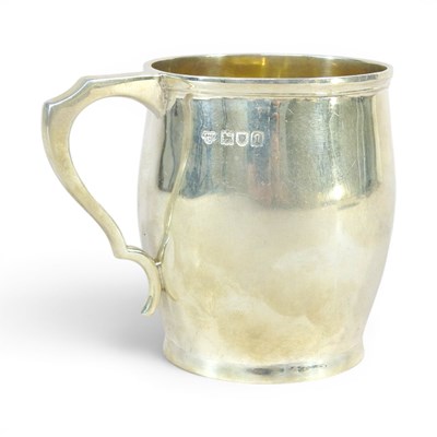 Lot 47 - An Edwardian silver mug, of barrel shape,...