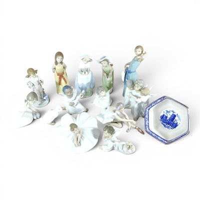 Lot 333 - A collection of Lladro and Nao figures, to...