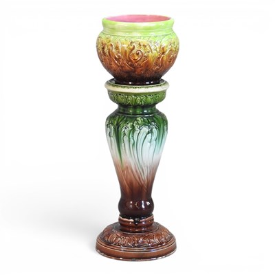 Lot 274 - An early 20th century majolica jardiniere and...