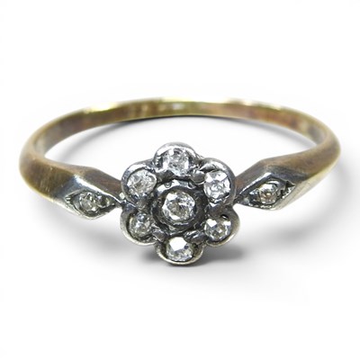 Lot 176 - An early 20th century 18 carat diamond daisy...